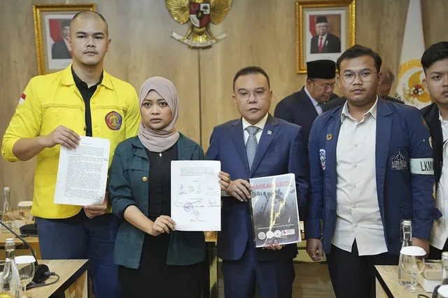 01jhyc25b2j95vtqfcst4xbr59 Ketua BEM UI dan perwakilan BEM Kampus lain saat bertemu Wakil Ketua DPR RI Sufmi Dasco (Foto: Instagram Ahmad Sufmi Dasco)