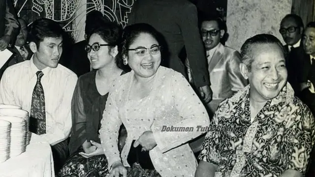 067502000_1587552683-TIEN_SOEHARTO_DAN_SOEHARTO Soeharto, Ibu Tien dan keluarga besarnya yang ada di Solo dan Yogyakarta (Foto: Arsip Keluarga Cendana)