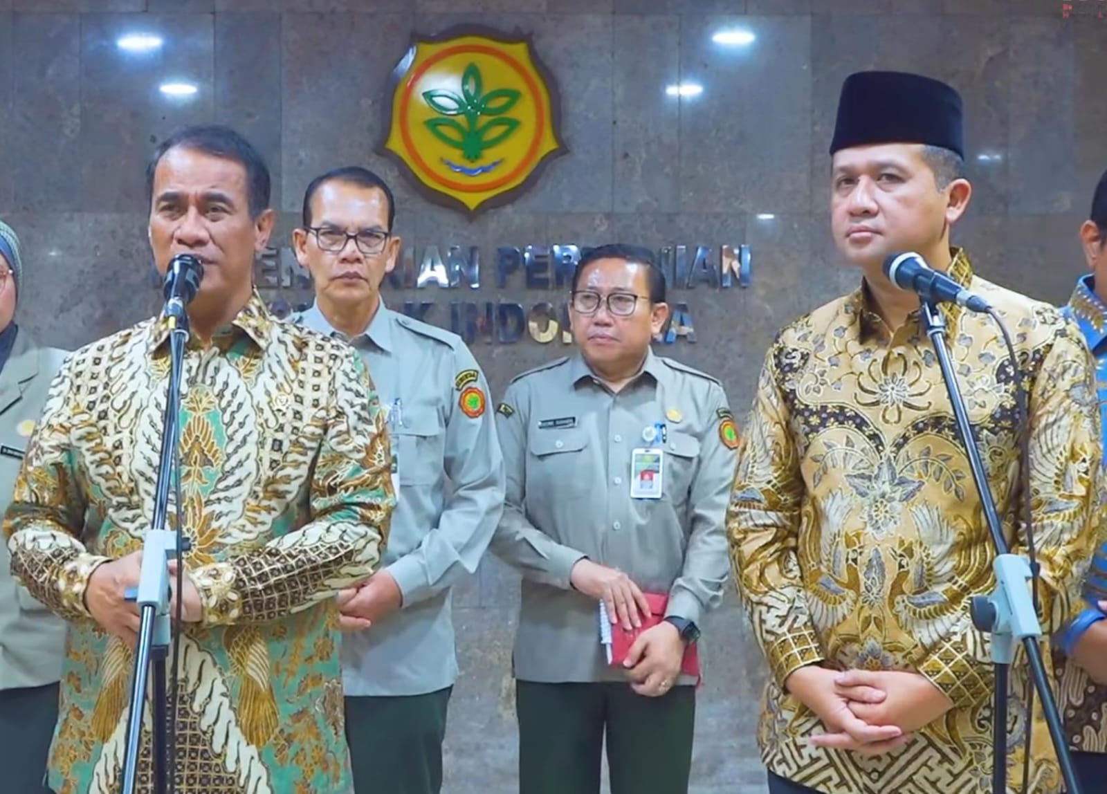 IMG-20250110-WA0034 Menteria Pertanian Amran Sulaiman dan Menteri Transmigrasi Iftitah Sulaiman Suryanagara saat konferensi pers soal petani transmigrasi (Foto: Kementan RI)
