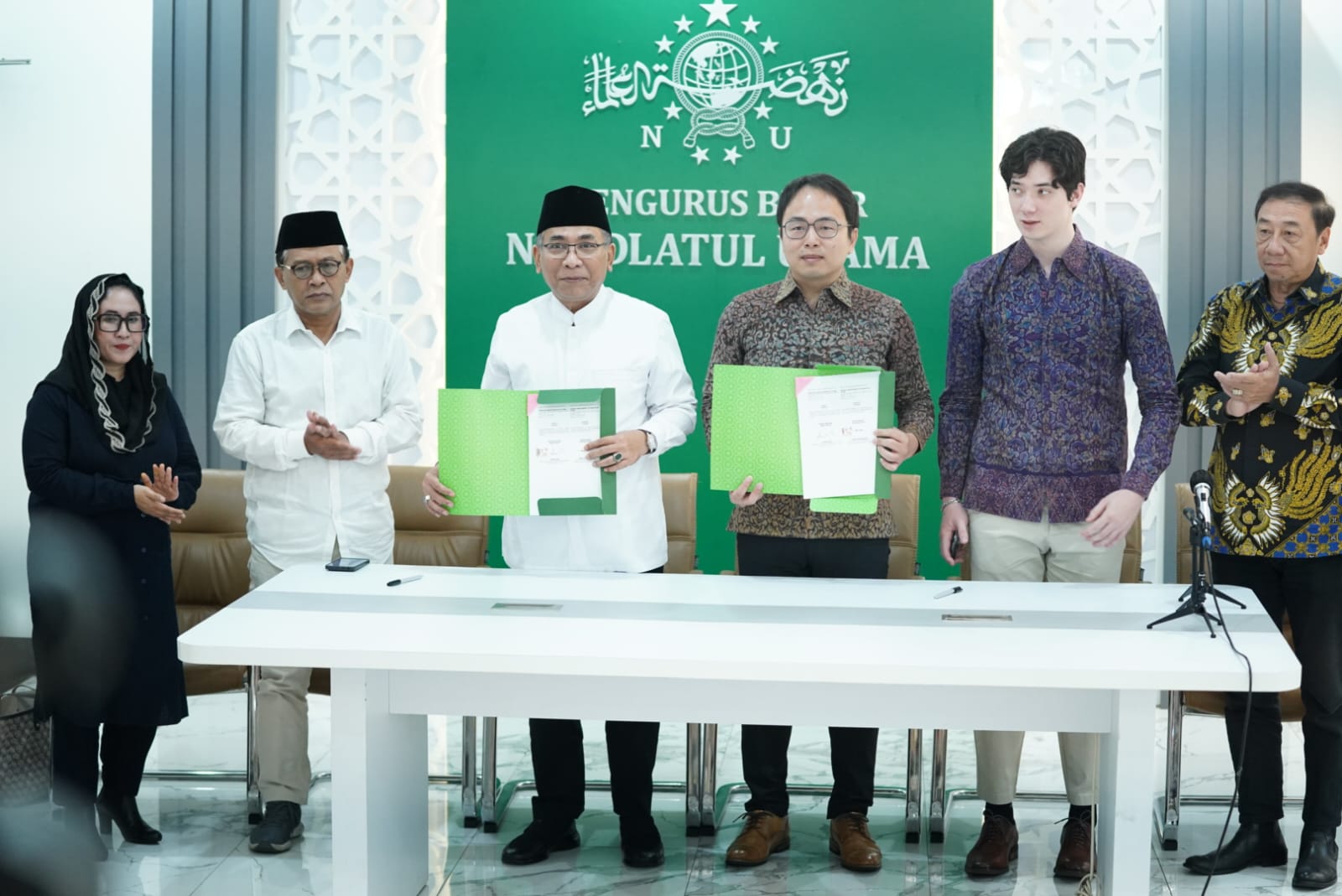 IMG-20250113-WA0031 Pengurus PBNU dan Jajaran Power Pro Pte LTd saat menunjukan MoU Pembentukan Komunitas Tangguh dan Kewirausahaan Sosial (Foto: PBNU)