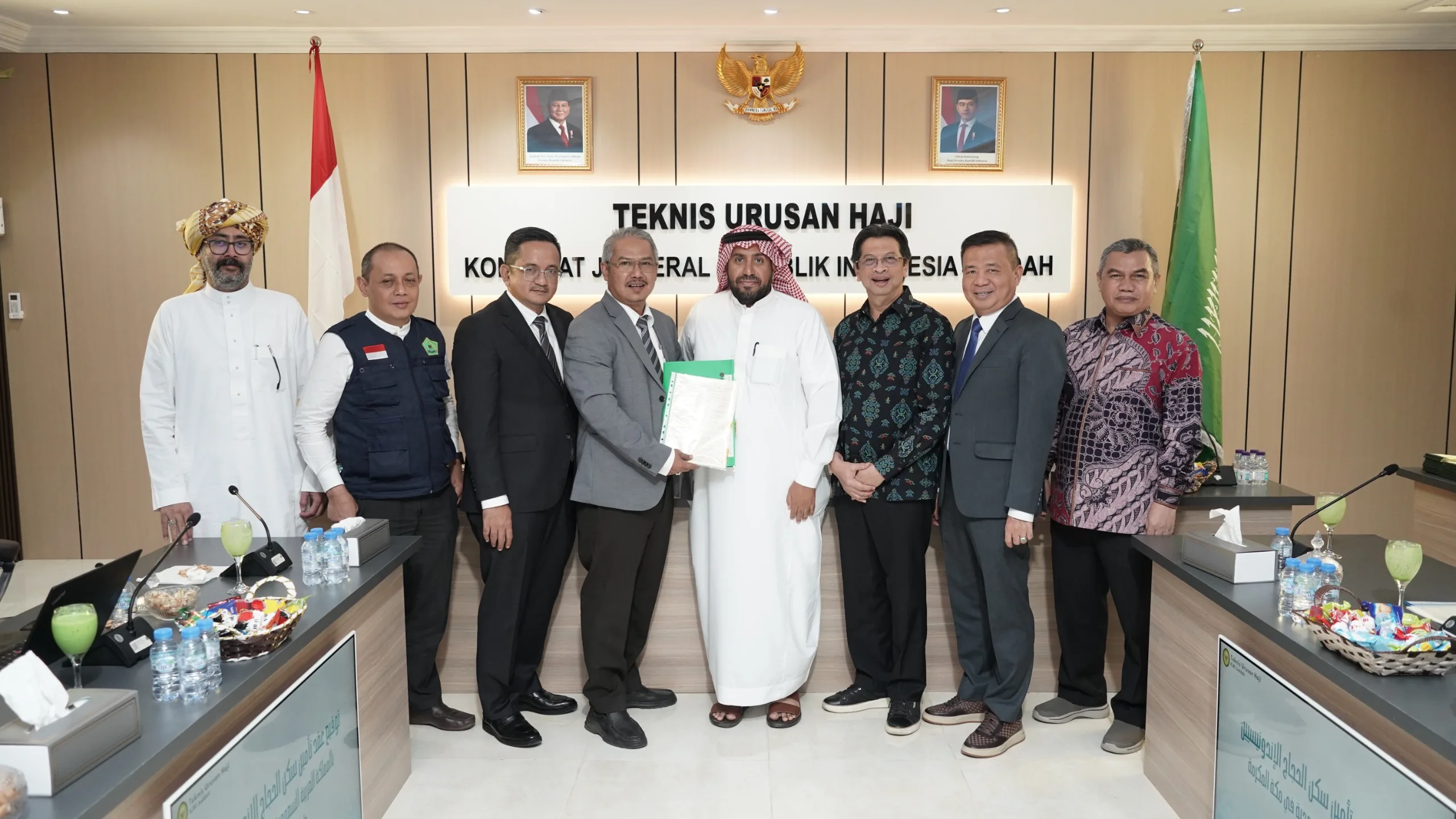 IMG-20250127-WA0043 Foto bersama usai penandatanganan Pelayanan Haji 2025 di Arab Saudi oleh Kemenag dan Penyedia Layanan (Foto: Kemenag)