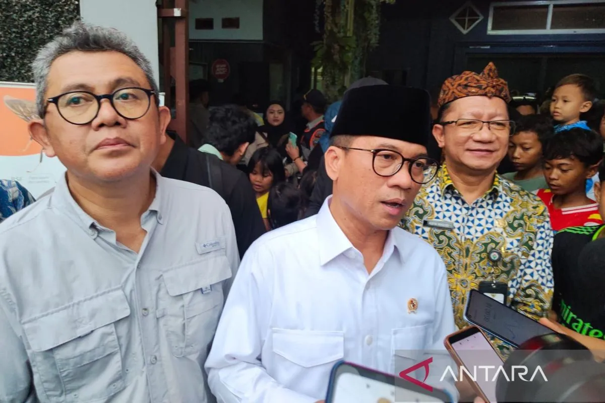 IMG_20241116_003002.jpg Menteri Desa Menteri Desa dan Pembangunan Daerah Tertinggal (Mendes PDT) Yandri Susanto saat diwawancara wartawan usai kegiatan di Jawa Barat beberapa waktu yang lalu (Foto: ANTARA)