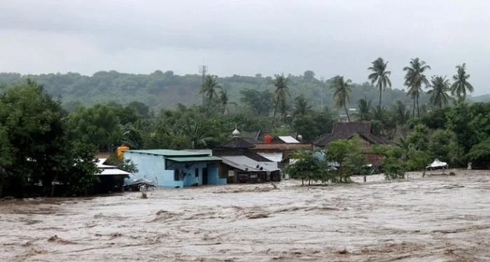 banjir-700x375 Kondisi terkini banjir Kalbar, rumah warga terlihat terendam (Foto: BPBD)