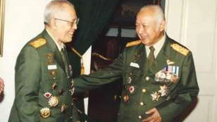 jenderal-besar-soeharto-berbincang-dengan-jenderal-besar-ah-nasution Jenderal Besar AH Nasution dan Jenderan Besar Soeharto di Istana Negara (Foto: Ist)