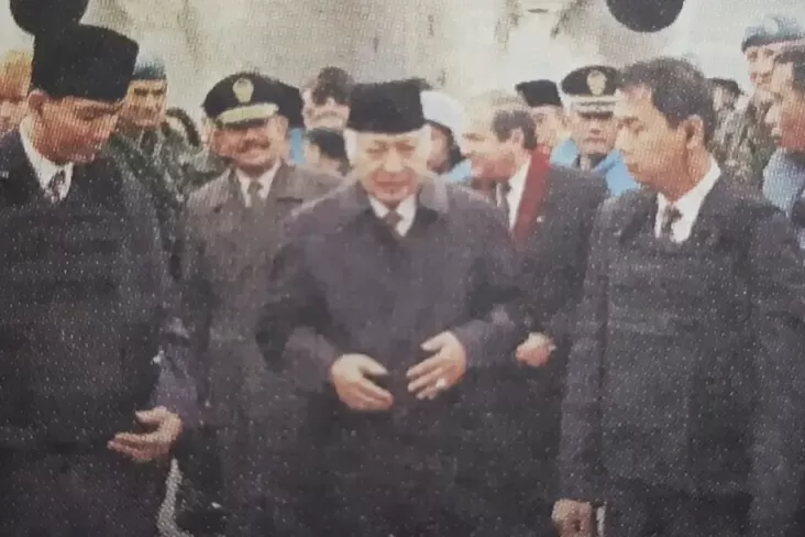 kisah-soeharto-tanpa-rompi-antipeluru-kunjungi-negeri-perang-bosnia-herzegovina-vjb Presiden Soeharto saat mendarat di Sarajevo, Bosnia Herzegovina (Foto: Arsip RI)
