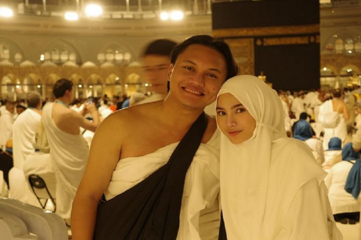 mahalini-cantik-pakai-hijab-saat-umrah-perdana-netizen-pangling-ih-umy Mahalini dan suami, Rizky Febian di depan ka'bah (Foto: Instagram/Mahalini)