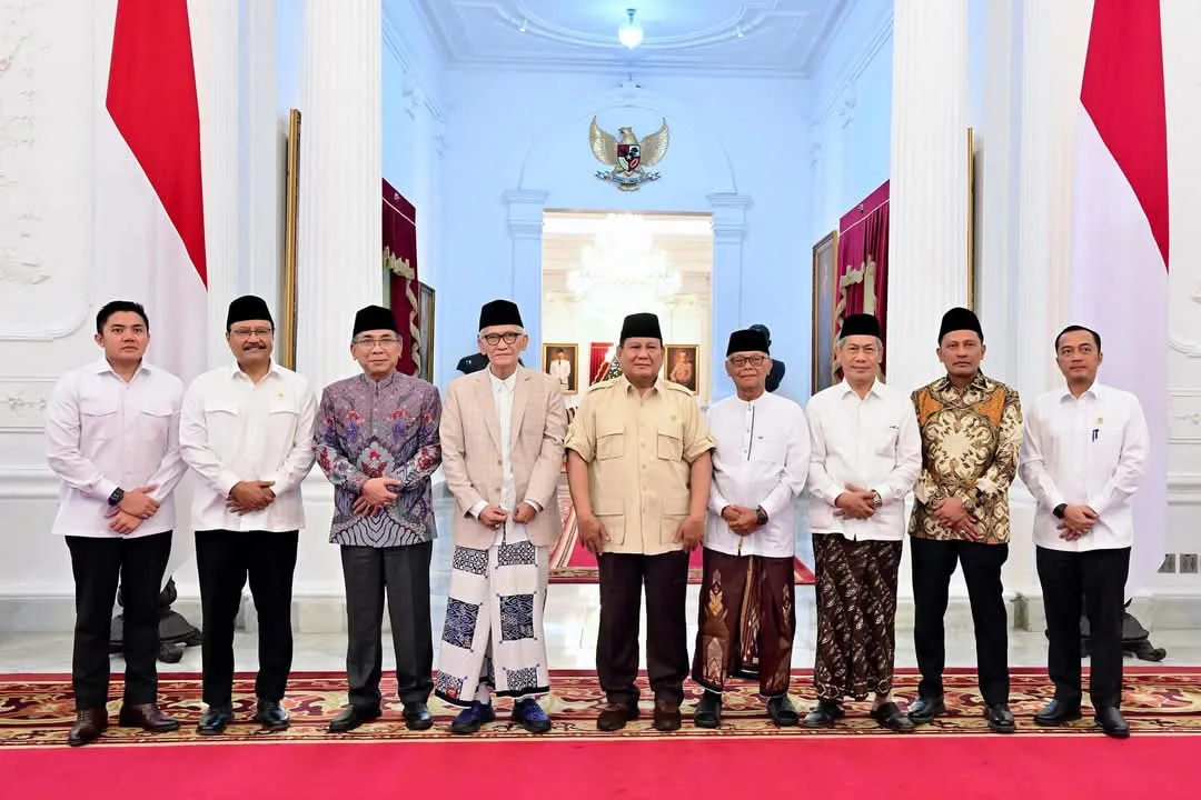IMG-20250203-WA0070 Presiden Prabowo Subianto (lima dari kiri) berfoto bersama jajaran pengurus PBNU usai melakukan pertemuan di Istana Negara Jakarta, Senin (3/2/2025) (Foto: Sekretariat Presiden)